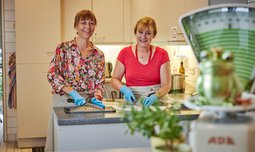 Manuela Haid und Heidi Hoare, Hauswirtschaft